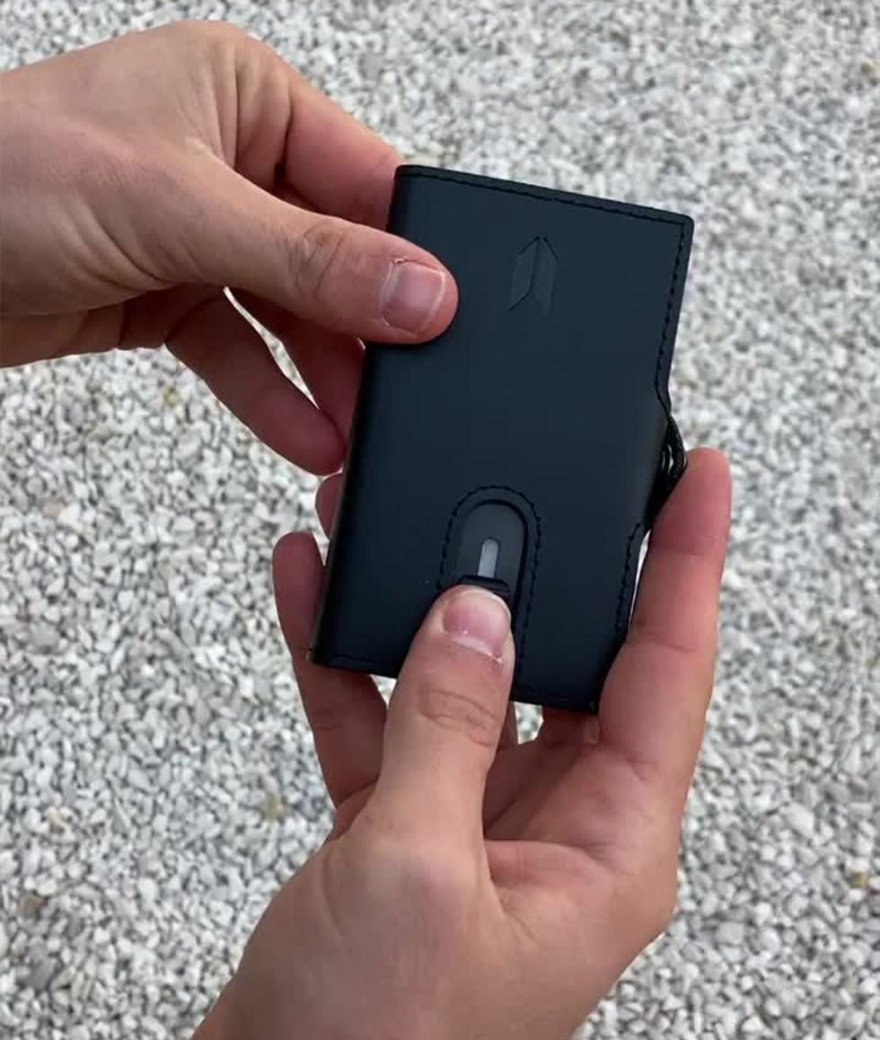 WalliM Midnight em acção! Estás a espera de que para ter esta carteira minimalista?! Agarra a tua no nosso site 🌍⁠ 